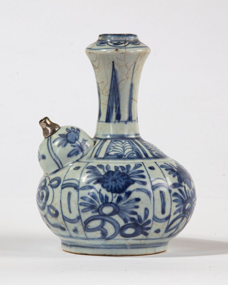 A CHINESE BLUE AND WHITE KENDI, WANLI PERIOD, CIRCA 1600