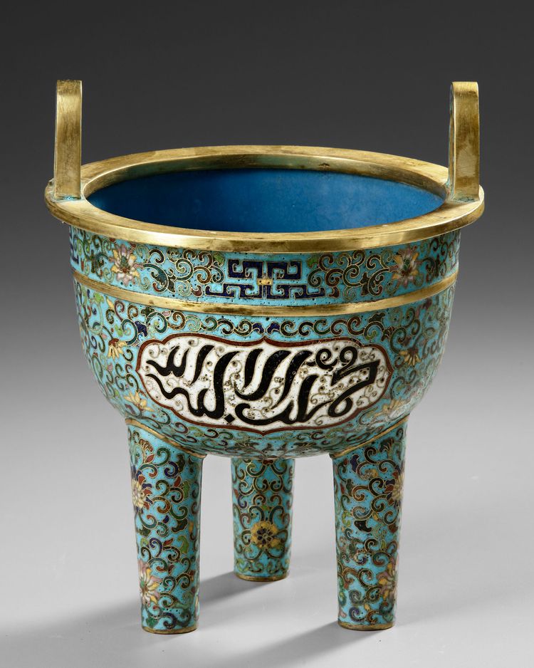 A CHINESE CLOISONNÉ ENAMEL TRIPOD CENSER FOR THE ISLAMIC MARKET, 18TH-19TH CENTURY
