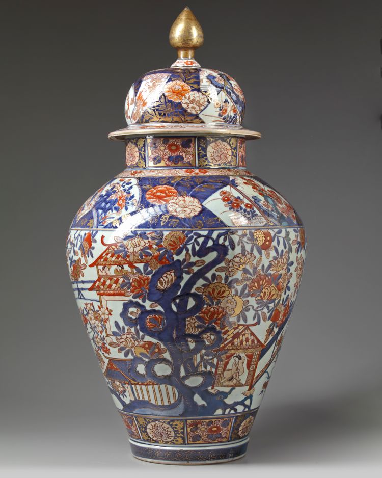 A LARGE JAPANESE IMARI VASE AND COVER, EDO PERIOD (1603-1868)