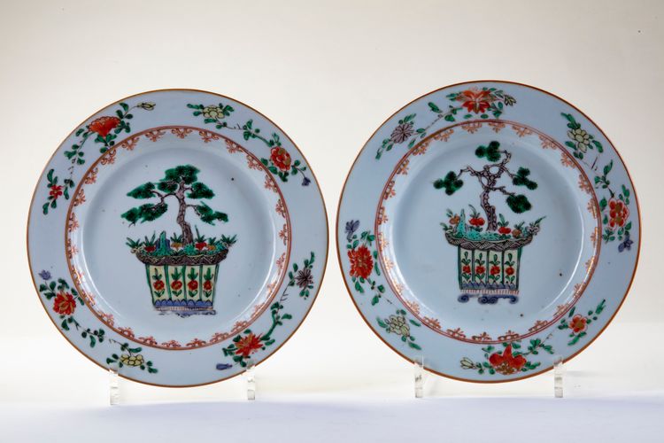 A PAIR OF CHINESE FAMILLE VERTE DISHES