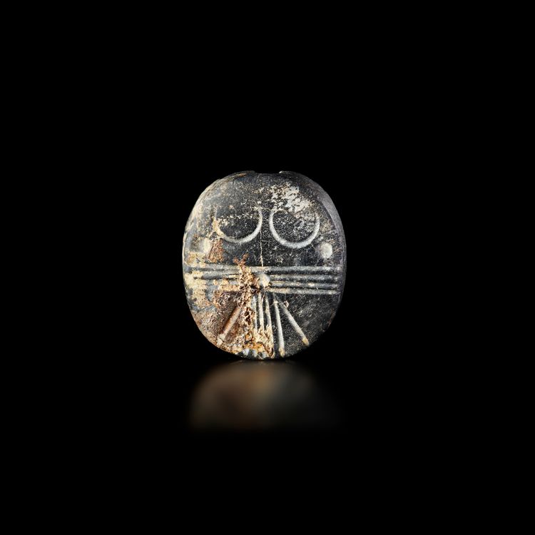 A GREY SERPENTINE SCARABOID WITH A WINGED AHURA MAZDA SIGN. ACHAEMENID 6/5th c.B.C.