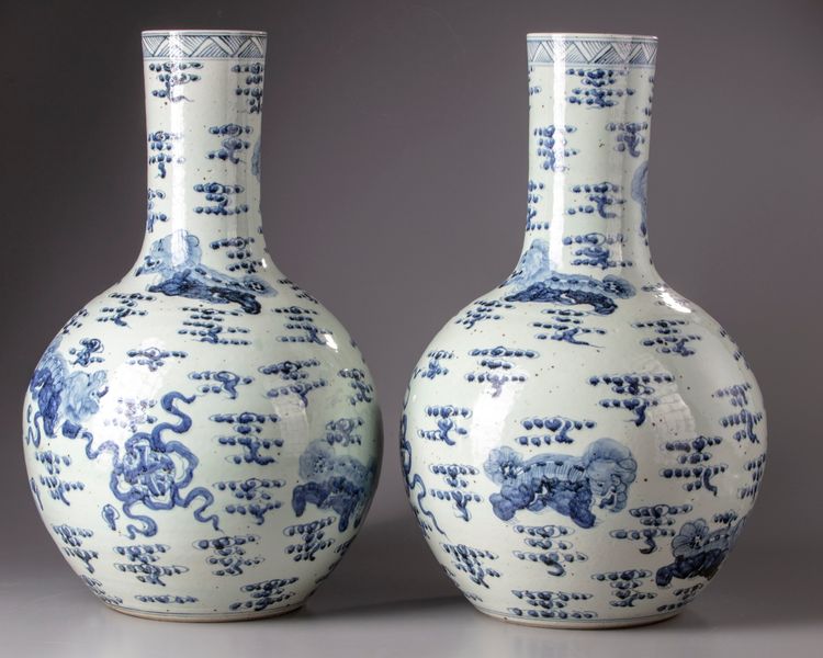 A PAIR OF CHINESE BLUE AND WHITE VASES, 20TH CENTURY