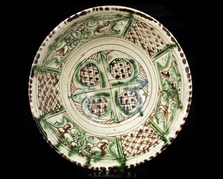 A BAMIYAN SGRAFFIATO POTTERY BOWL,12TH CENTURY