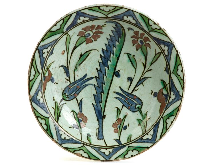AN IZNIK POTTERY DISH, TURKEY, 17TH CENTURY