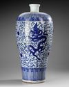 A MASSIVE BLUE AND WHITE ‘DRAGON’ VASE, MEIPING, WITH COVER