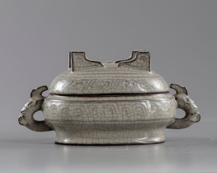 A rectangular crackle glazed censer with cover