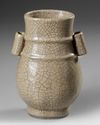 A CHINESE CRACKLE GLAZE PORCELAIN HU VASE, QING DYANSTY (1644–1911)