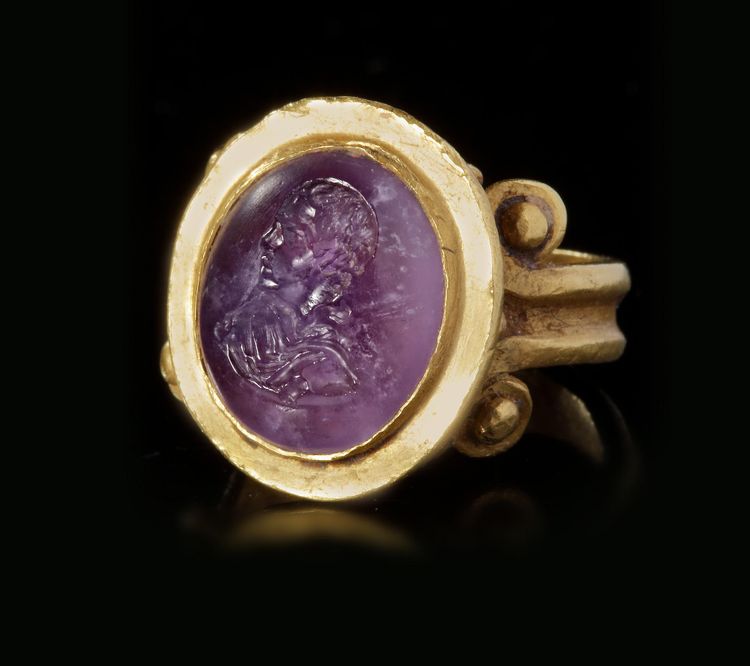 A ROMAN GOLD RING WITH AMETHYST INTAGLIO, CIRCA 2ND-3RD CENTURY A.D.