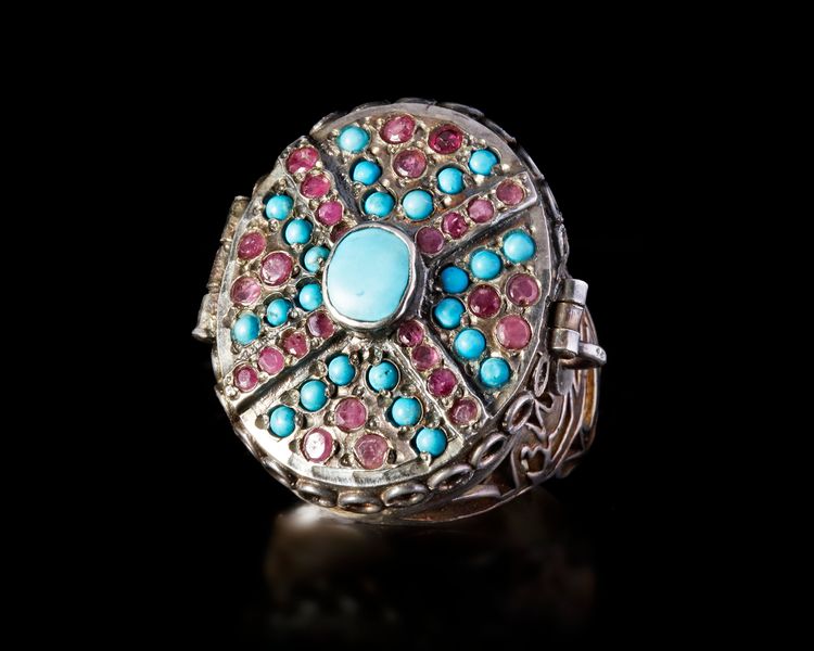 AN AGATE SILVER RING, INDIA 19TH CENTURY