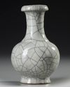 A CHINESE GE-TYPE CRACKLE-GLAZED VASE, QING DYNASTY (1644–1911)