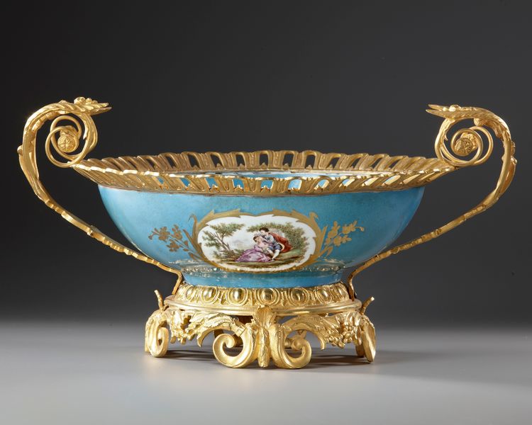 A SEVRES STYLE PORCELAIN BOWL, NAPOLEON III PERIOD, LATE 19TH CENTURY
