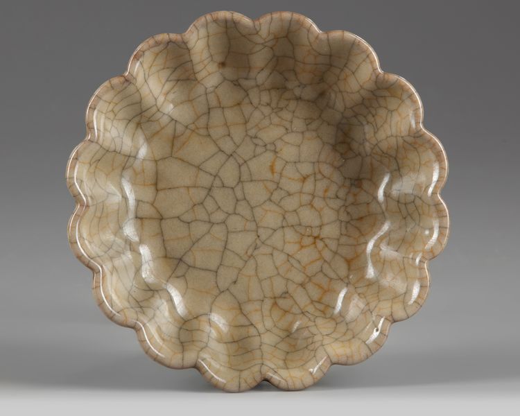 A CHINESE CRACKLE-GLAZED FOLIATE DISH, 20TH CENTURY