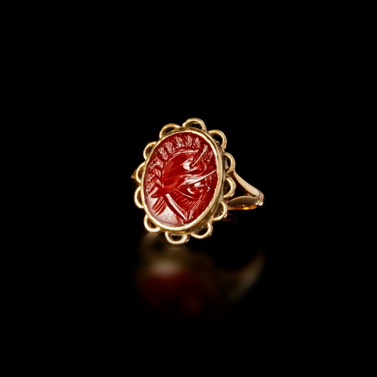 A ROMAN AGATE INTAGLIO RING DEPICTING A MILITARY HELMET – 1ST CENTURY A.D.