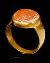 AN AGATE SEAL GOLD RING