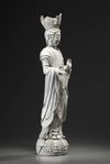 A LARGE CHINESE BLANC DE CHINE FIGURE OF GUANYIN, 19TH-20TH CENTURY