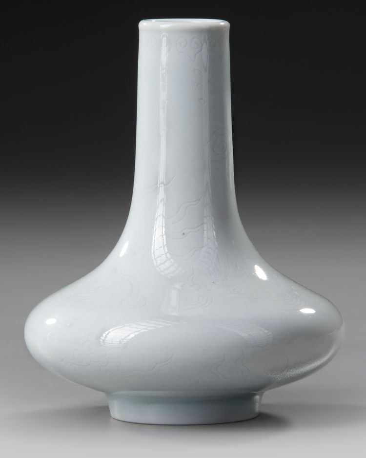 A CHINESE BOTTLE VASE, 19TH CENTURY