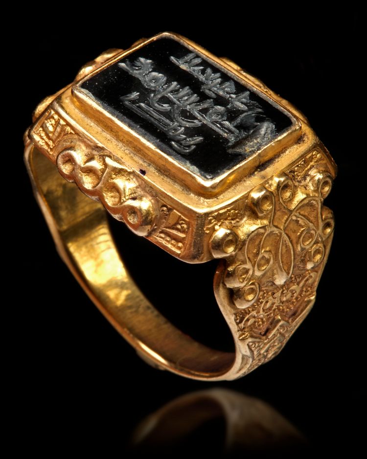 AN AGATE SEAL GOLD RING