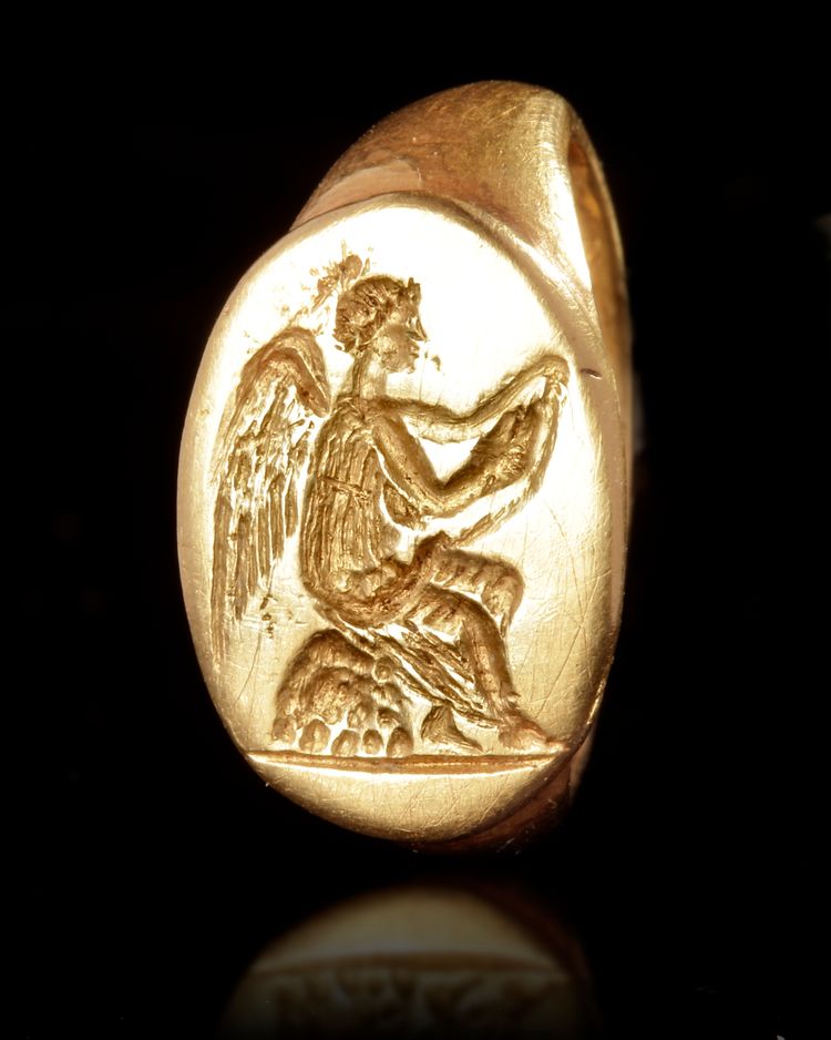 AN EARLY HELLENISTIC GOLD RING, 4TH CENTURY B.C.