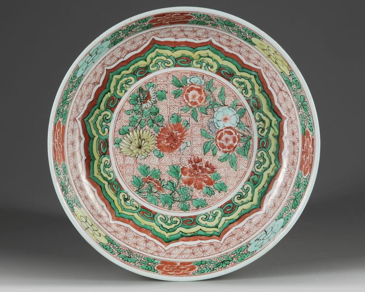 A Chinese wucai 'floral' charger