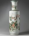 A LARGE CHINESE FAMILLE VERTE ROULEAU VASE, QING DYANSTY (1644-1911)