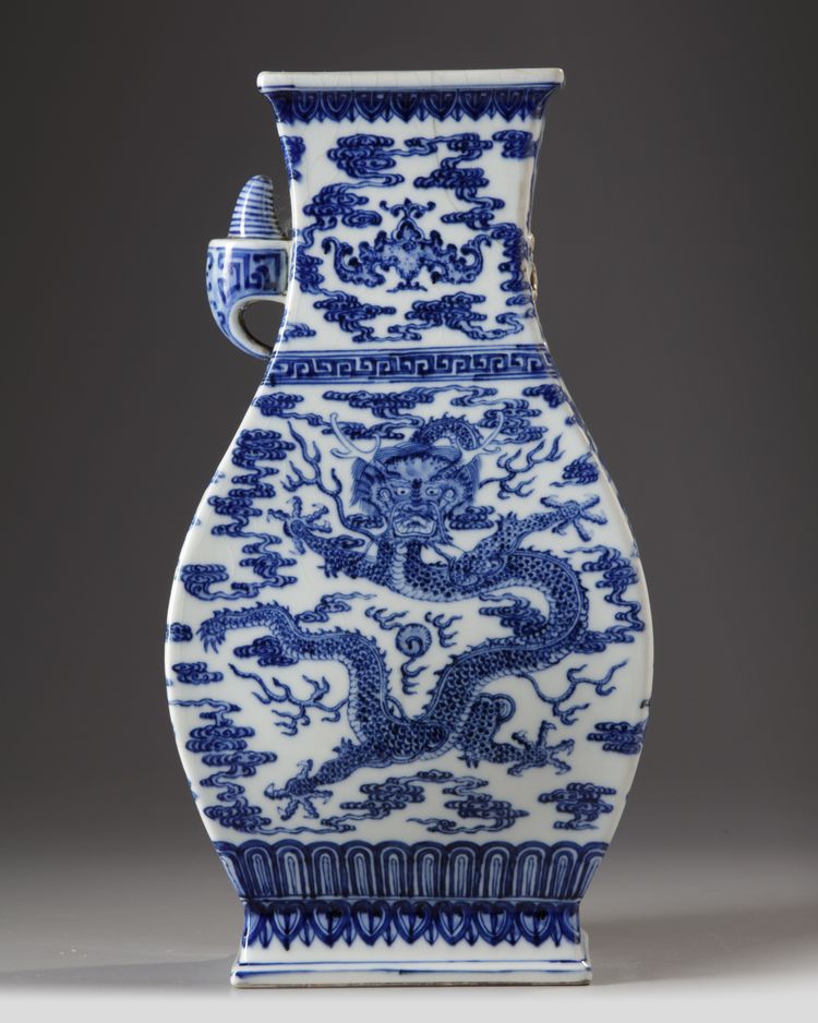A CHINESE BLUE AND WHITE 'DRAGON AND PHOENIX' VASE, CHINA, QING DYNASTY (1644-1911)