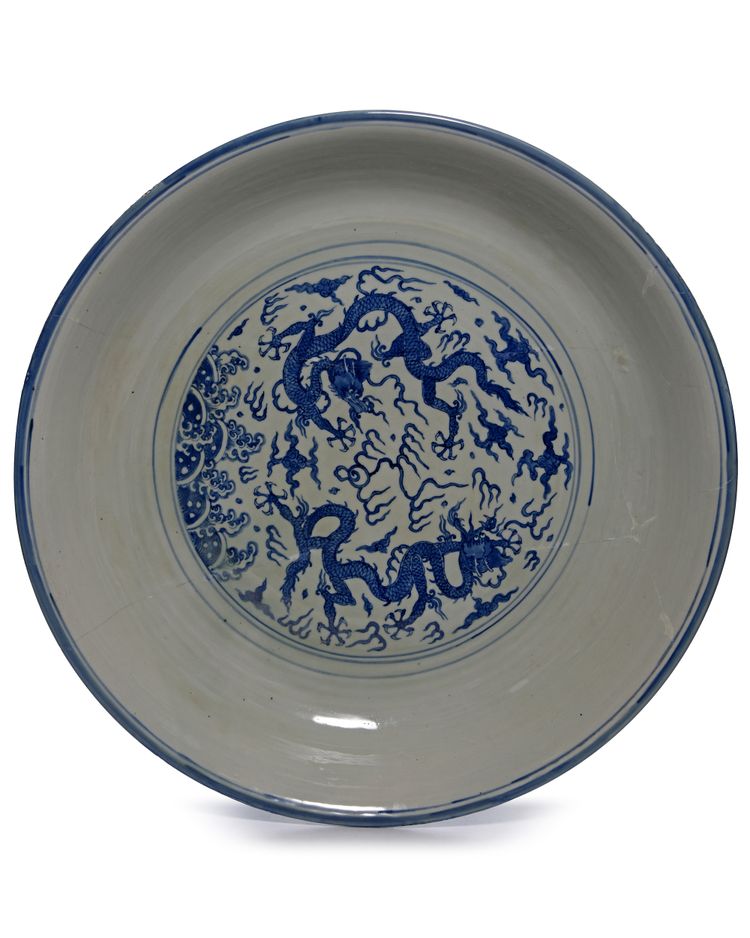 A LARGE CHINESE BLUE AND WHITE DRAGONS DISH, MING DYNASTY (1368-1644) OR LATER