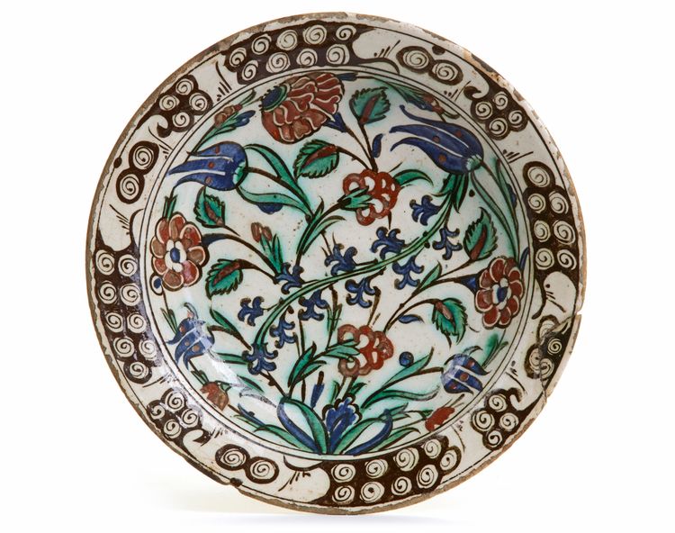 AN IZNIK POTTERY DISH, OTTOMAN TURKEY, 17TH CENTURY