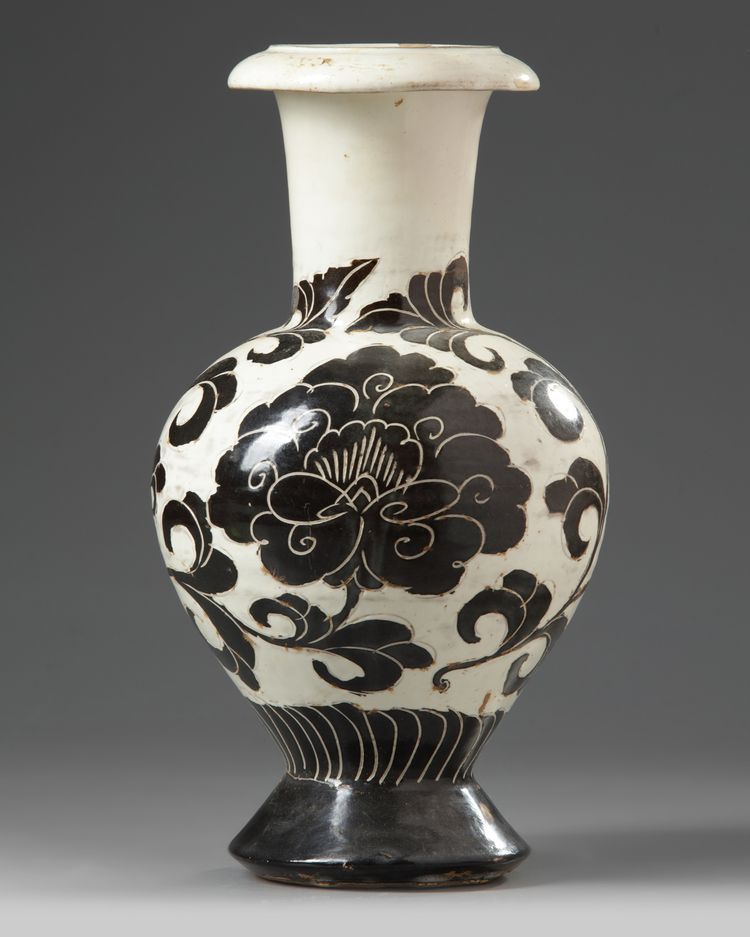 A CHINESE CIZHOU-STYLE PEONY SCROLLING VASE 