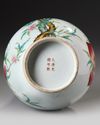 A CHINESE FAMILLE ROSE PEACHES BOTTLE VASE, 19TH-20TH CENTURY
