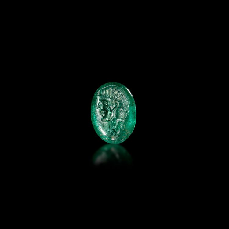 AN EMERALD INTAGLIO SHOWING THE BUST OF A MAN, 1ST CENTURY BC