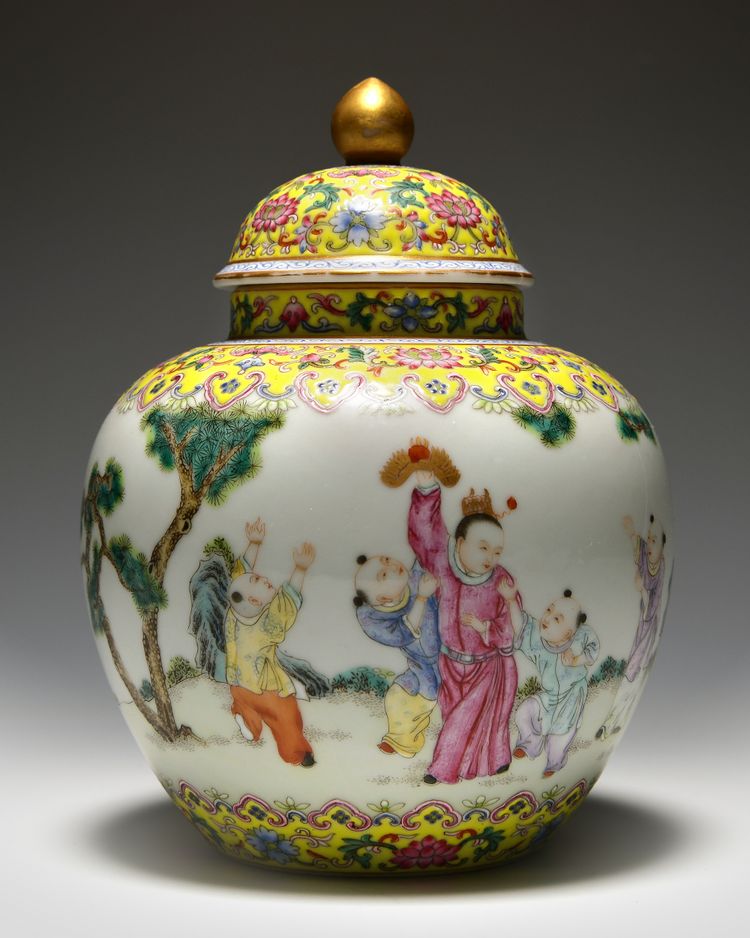 A CHINESE FAMILLE ROSE JAR AND COVER, CHINA, 19TH-20TH CENTURY