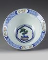 A CHINESE DOUCAI PORCELAIN BOWL, 19TH-20TH CENTURY