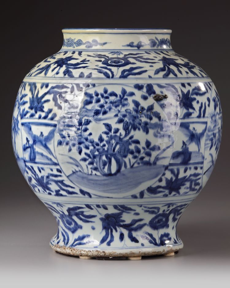 A CHINESE BLUE AND WHITE JAR, MING DYNASTY (1368-1644)