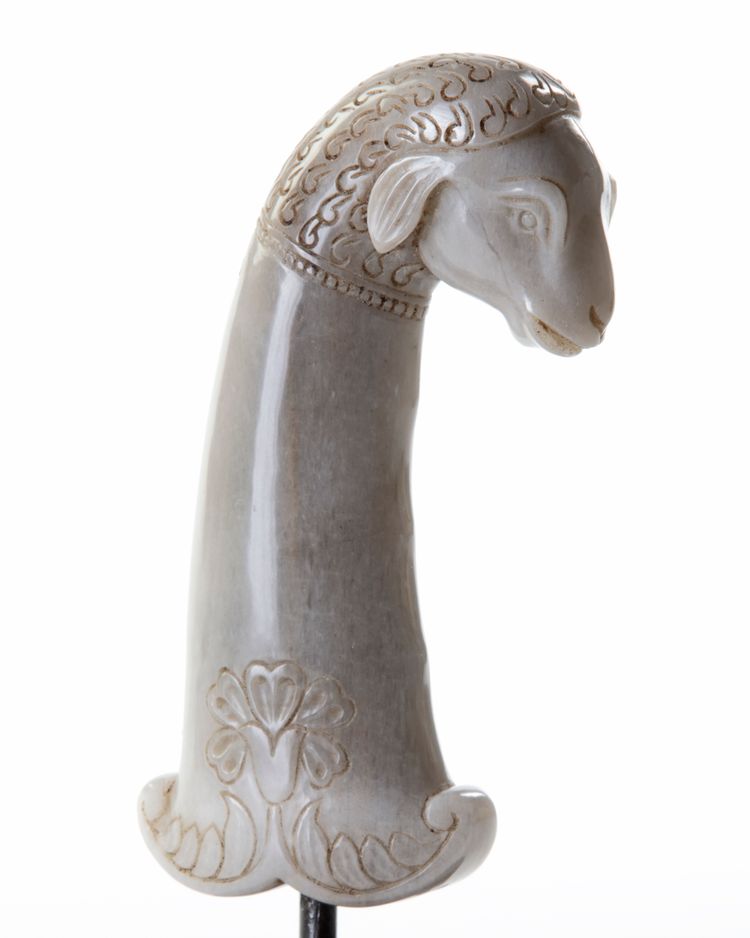 A MUGHAL SHEEP-HEADED JADE DAGGER HILT