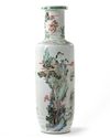 A LARGE CHINESE FAMILLE VERTE 'NARRATIVE' ROULEAU VASE, CHINA, 19TH CENTURY