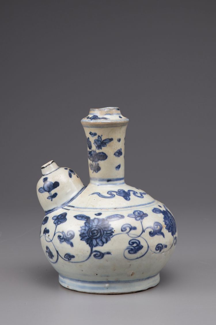 A blue and white porcelain Kendi