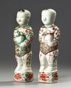 A PAIR OF CHINESE FAMILLE VERTE FIGURES OF BOYS, KANGXI PERIOD (1661-1722)
