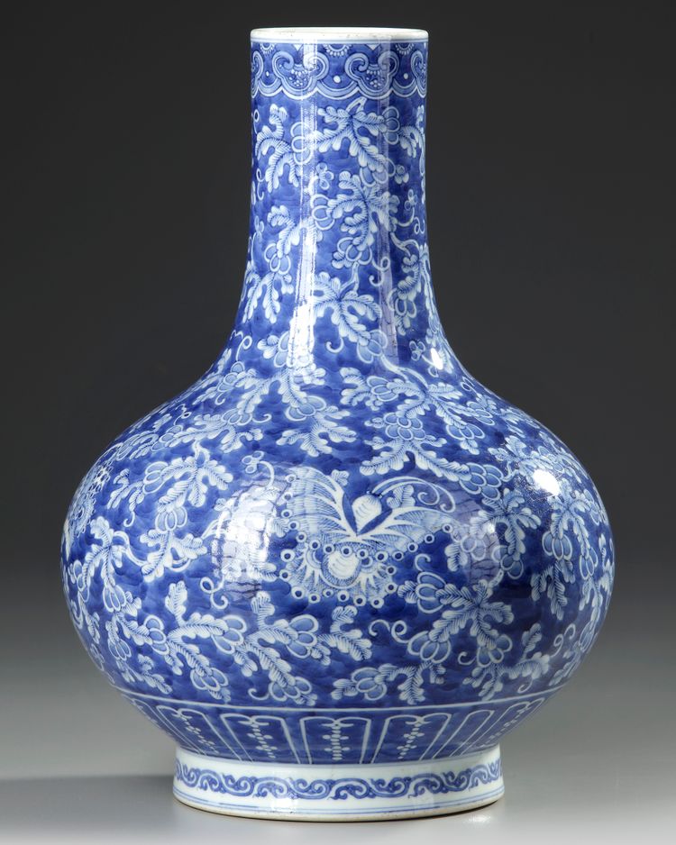 A CHINESE BLUE AND WHITE BOTTLE VASE, 19TH-20TH CENTURY