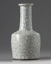 A Chinese ge-style crackle-glazed bottle vase