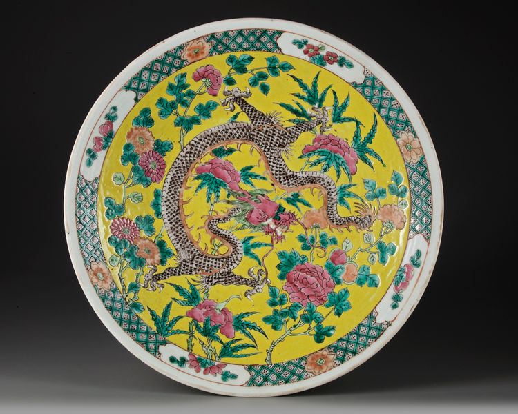 A CHINESE FAMILLE ROSE CHARGER, 19TH CENTURY
