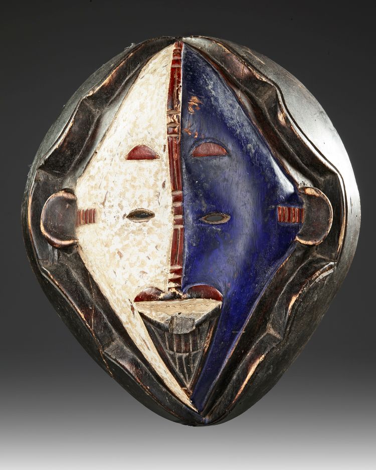 AN AFRICAN MASK, 20TH CENTURY