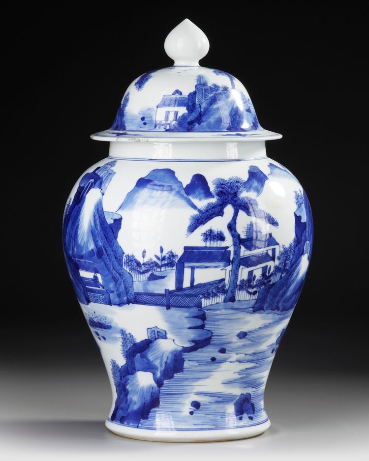 A LARGE CHINESE BLUE AND WHITE JAR WITH COVER, 19TH CENTURY