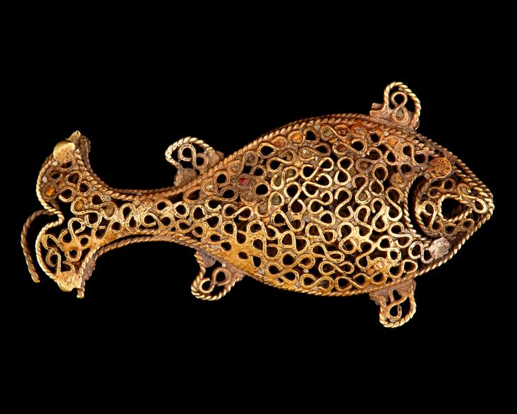 A FATIMID GOLD OPENWORK FISH, 11TH CENTURY