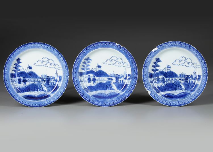 A SET OF THREE CHINESE BLUE AND WHITE 'SCHEVENINGEN' PLATES, KANGXI (1662-1722)