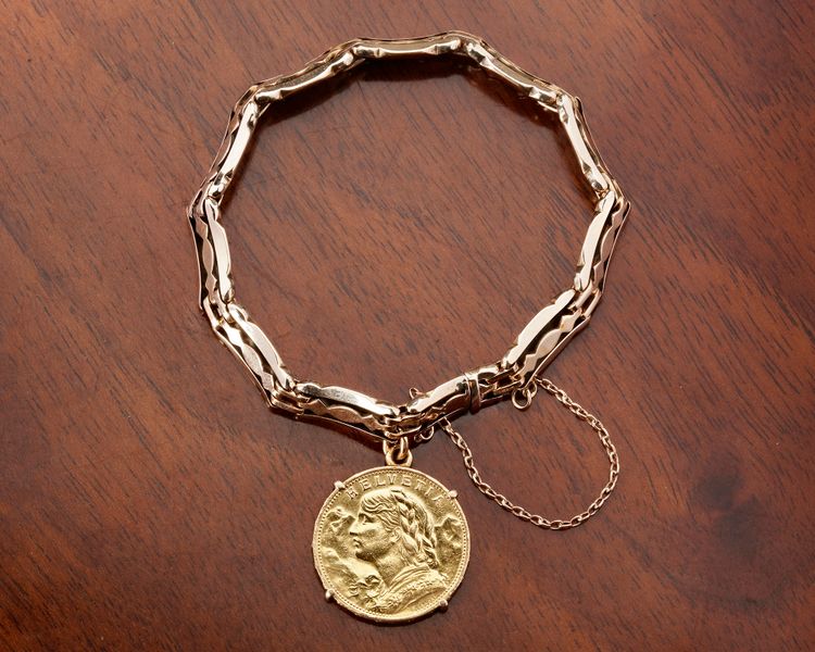 A 14 CARAT GOLD BRACELET WITH A 'SWISS 20 FRANC' GOLD COIN PENDANT