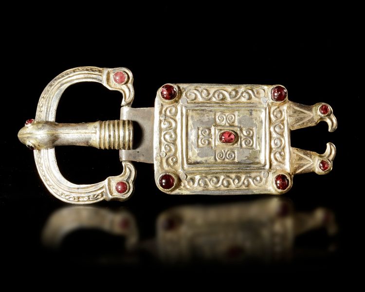 A MEROVINGIAN SILVER GILT SQUARE BELT BUCKLE WITH GARNETS,  6TH-7TH CENTURY AD