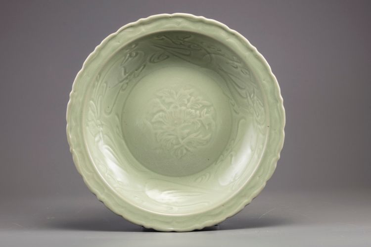 A LARGE CHINESE CELADON GLAZED DISH, MING DYNASTY (1368-1644) OR LATER