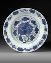 A LARGE CHINESE BLUE AND WHITE 'GRAPES' CHARGER, JIAJING PERIOD (1522-1566)