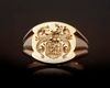 A 14 CARAT GOLD GENTLEMAN'S COAT OF ARMS SEAL RING