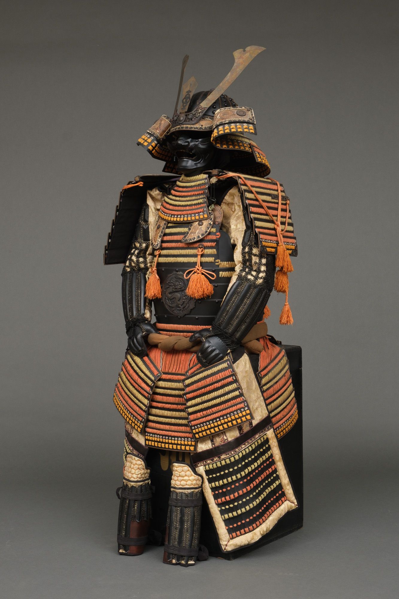 A JAPANESE BLACK LACQUER SUIT-OF-ARMOUR (YOROI) 鎧 WITH DRAGON